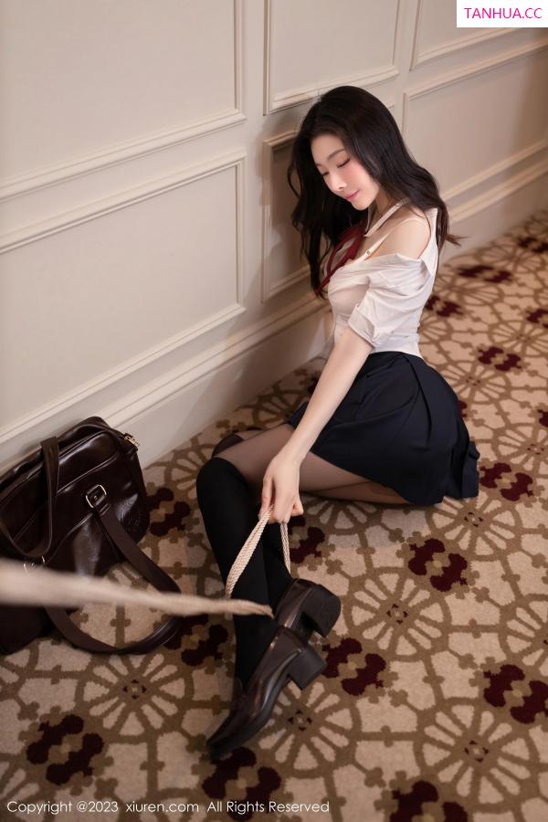 逗逗DouDou  [XiuRen]高清写真图 2023.11.16 No.7674 小逗逗 短裙黑丝第18张图片